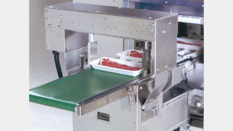 Centering conveyor - This option centers trays received from the preceding stage's conveyor before feeding them into the packaging machine.
