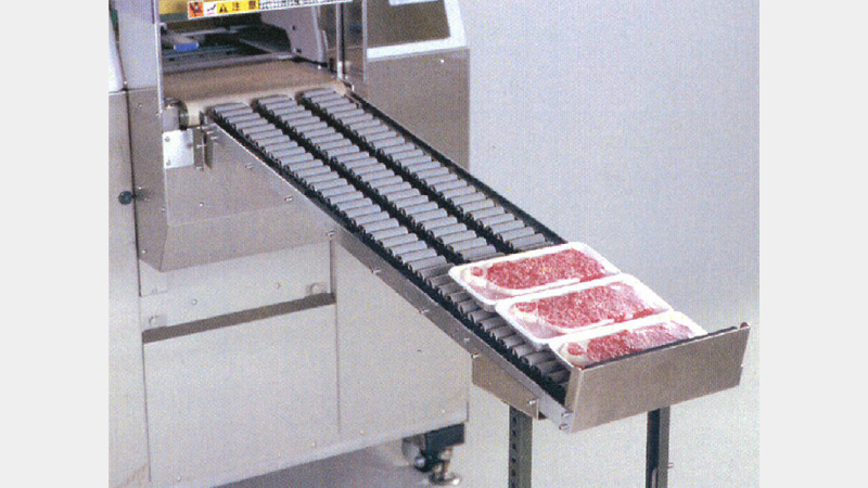 Long outfeed conveyor - Discharges packaged trays in a direct line and stocks them.